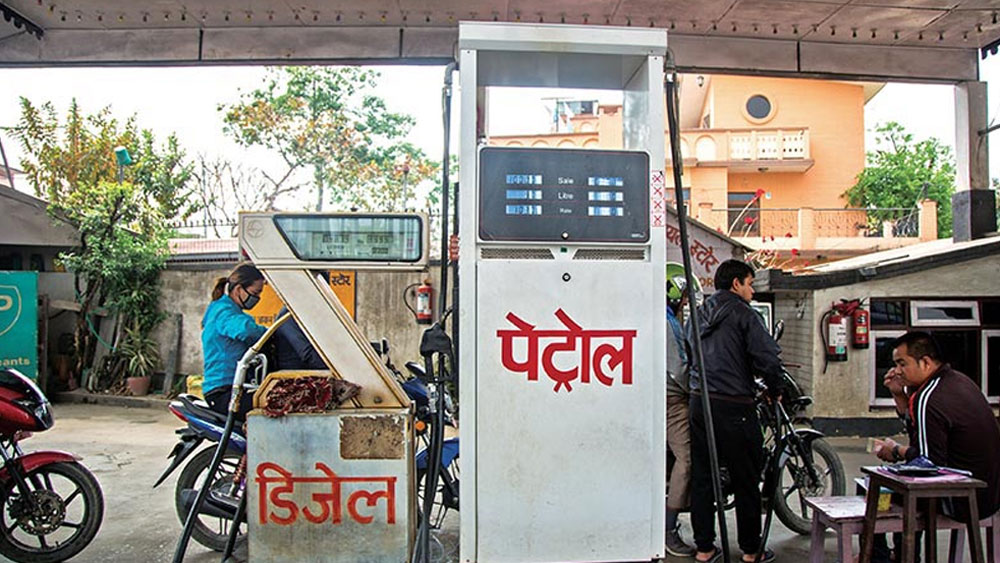নেপালের কাঠমাণ্ডুতে আবার পেট্রলের দাম এই প্রতিবেদন লেখার সময় লিটার পিছু ৭০ টাকার মতো।