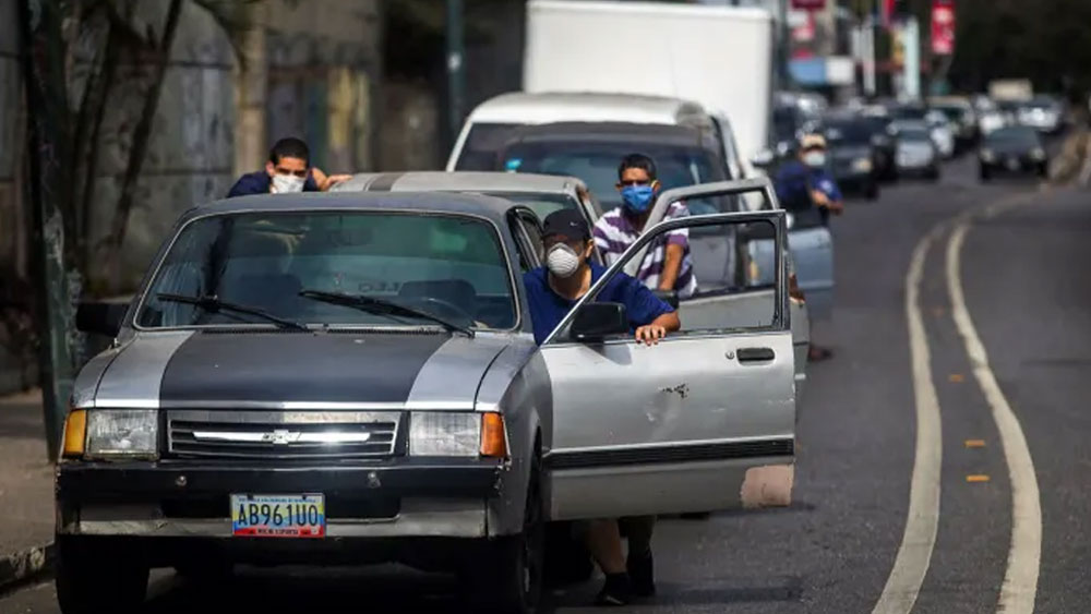 ভেনেজুয়েলার মুদ্রাস্ফীতি এবং তার ফলে অর্থনৈতিক সঙ্কটের ছবি সারা বিশ্ব দেখেছে। ভেনেজুয়েলার আয়ের ৯৭ শতাংশই আসে তেল রফতানি থেকে। কিন্তু সেখানে তেলের দামে ধস নামে। ফলে প্রবল অর্থনৈতিক টালমাটালের মুখে দাঁড়িয়ে সেই দেশ। সেখানে লিটার পিছু পেট্রলের দাম মাত্র দেড় টাকা। বিশ্বে সবচেয়ে সস্তায় জ্বালানি পাওয়া যায় এখানেই।