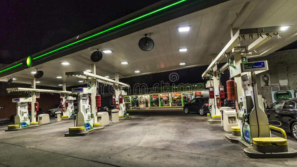 আমেরিকার নিউ ইয়র্ক শহরে পেট্রলের দাম আবার মুম্বইয়ের অর্ধেক। মুম্বইতে যেখানে ১০০ পেরিয়ে গিয়েছে, নিউ ইয়র্কের বাসিন্দারা সেখানে লিটার প্রতি পেট্রলের জন্য মাত্র ৫৭ টাকা খরচ করেন।