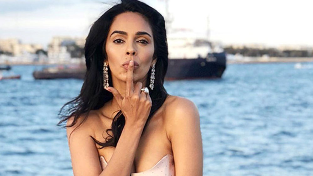 এক সাক্ষাৎকারে মল্লিকা জানিয়েছিলেন, তিনি বহু আগে থেকেই লস অ্যাঞ্জেলসে থাকার পরিকল্পনা করেছেন।