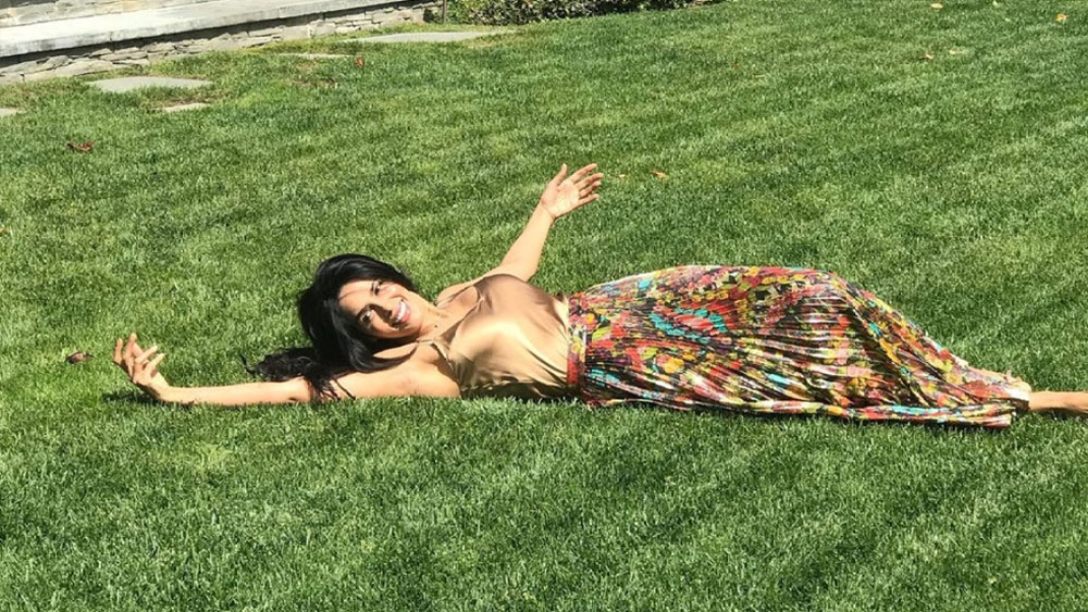 লং স্কার্ট এবং তার সঙ্গে মানানসই জামা পরে বাগানে ঘাসের উপর শুয়ে রয়েছে মল্লিকা। ছবিটি দেখে বোঝাই যাচ্ছে, প্রকৃতি কতটা উপভোগ করছেন তিনি।