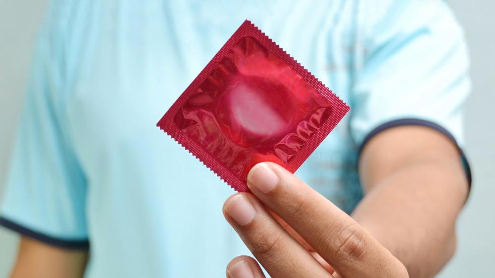 রিপোর্টে দাবি করা হয়েছে, যৌনতার প্রশ্নে পশ্চিমের দেশগুলির যুবক-যুবতীদের সঙ্গে ভারতের যুবক-যুবতীদের বিস্তর সাংস্কৃতিক এবং সামাজিক ফারাক রয়েছে। এ দেশে সচেনতার অভাবের কথাও বলা হয়েছে রিপোর্টে।