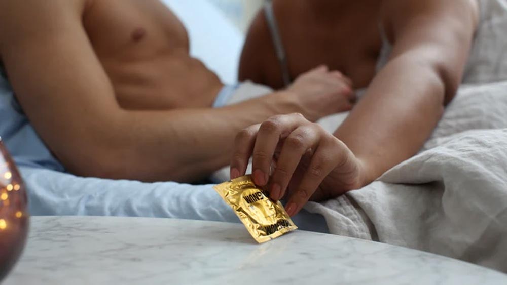 ভারতে কন্ডোম ব্যবহারের হার মাত্র ৫.৬ শতাংশ। সামাজিক ভাবধারা এবং নীতিপুলিশির জন্য কন্ডোম ব্যবহারের হার এত কম।