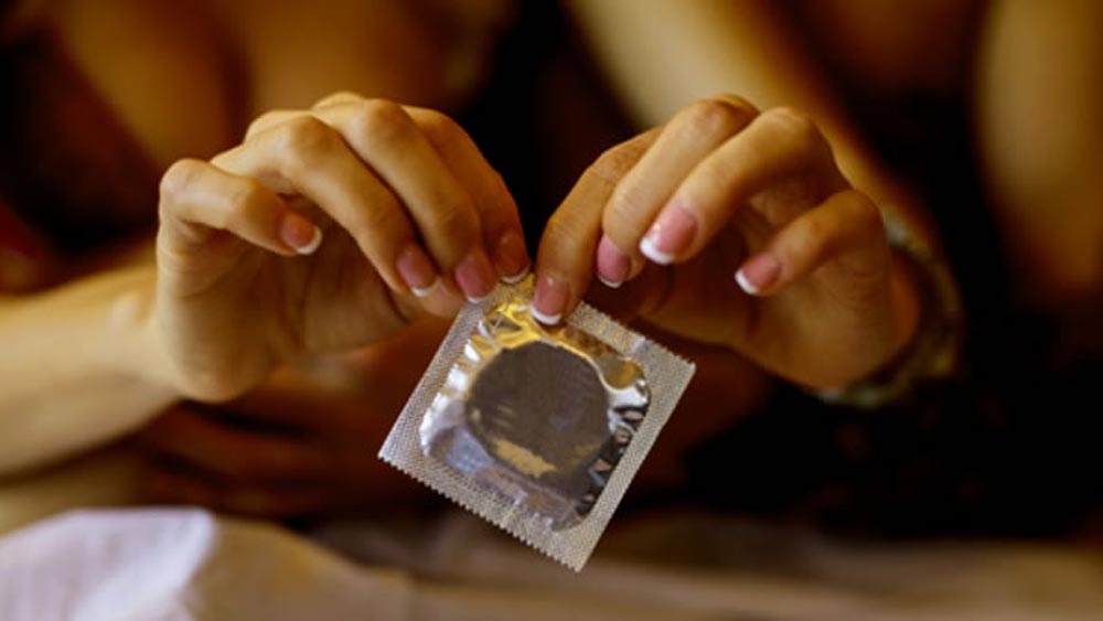 ‘কনজিউমার, কন্ডোম অ্যান্ড সাইকোলজি’— এই তিনটি শব্দ থেকেই তৈরি হয়েছে ‘কন্ডোমোলজি’। শুধু পরিসংখ্যান নয়, কন্ডোম নিয়ে সামাজিক এবং ব্যক্তিগত মনস্তত্ব কী ভাবে কাজ করে, তাও উঠে এসেছে এই সমীক্ষায়।