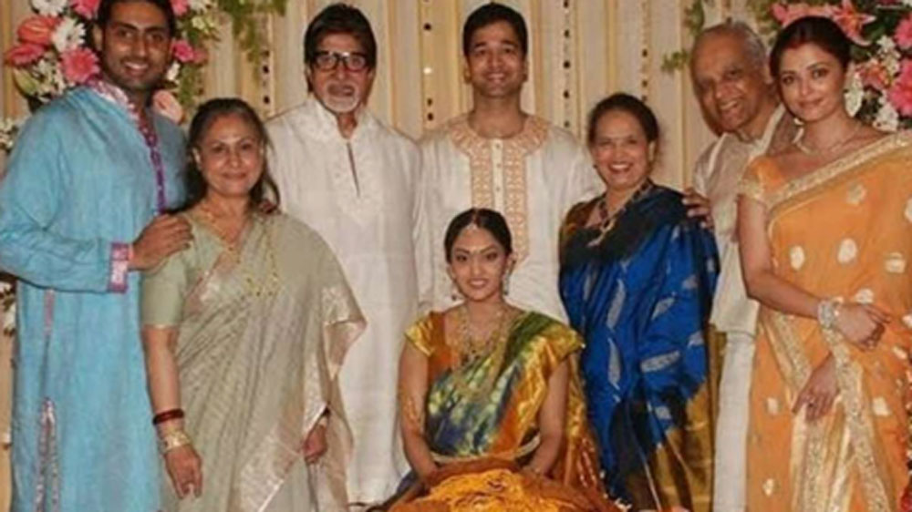 তবে খুব কমই দেখা হয় তাঁদের। দু’জনেই কাজ এবং নিজেদের সংসার নিয়ে ব্যস্ত। সে কারণে দেখা করার সময় করে উঠতে পারেন না কেউই।