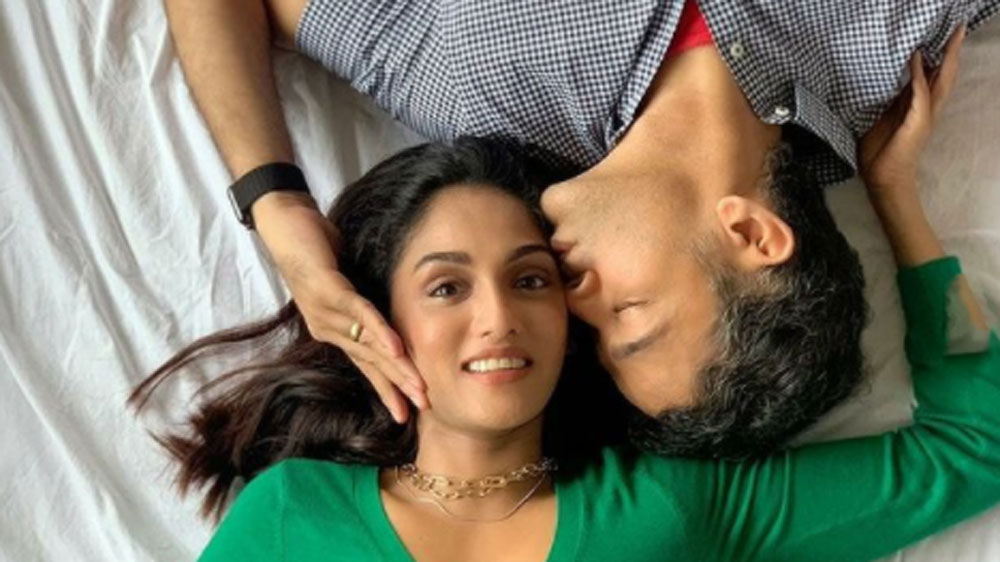 টানা ১ বছর প্রেম এবং তার পর মাত্র ২২ বছর বয়সে বিয়ে করে শ্বশুরবাড়ি চলে এসেছিলেন। তাঁদের ২ ছেলে রয়েছে।