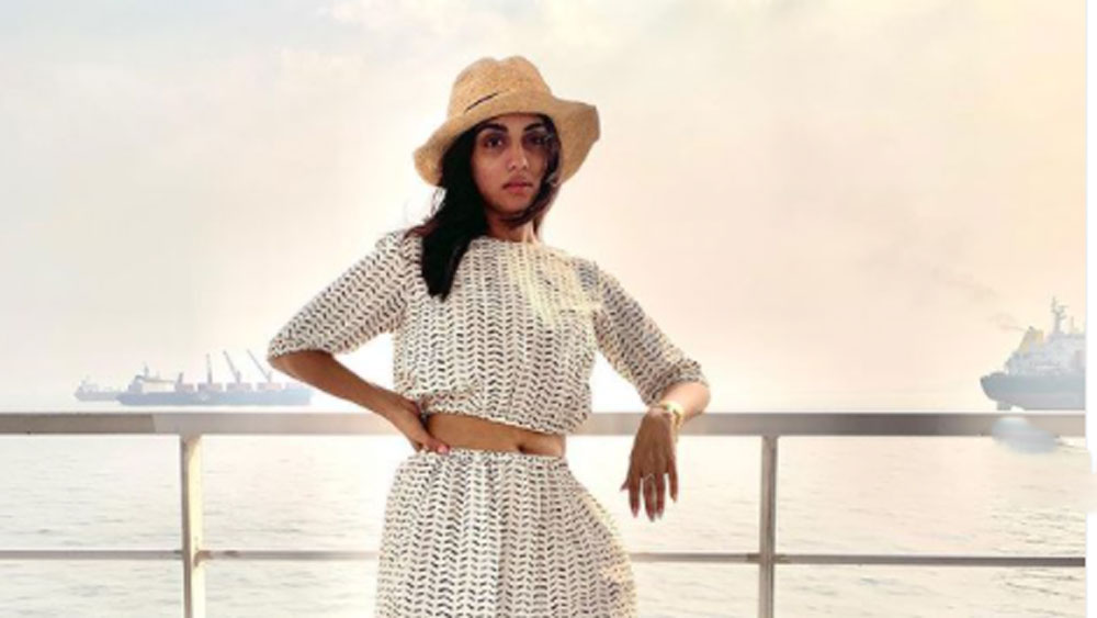 তবে নেটমাধ্যমে শৌখিনি বলেই তিনি পরিচিত। ইনস্টাগ্রাম এবং ইউটিউবে নিজের ফ্যাশন ব্লগ চালান তিনি।