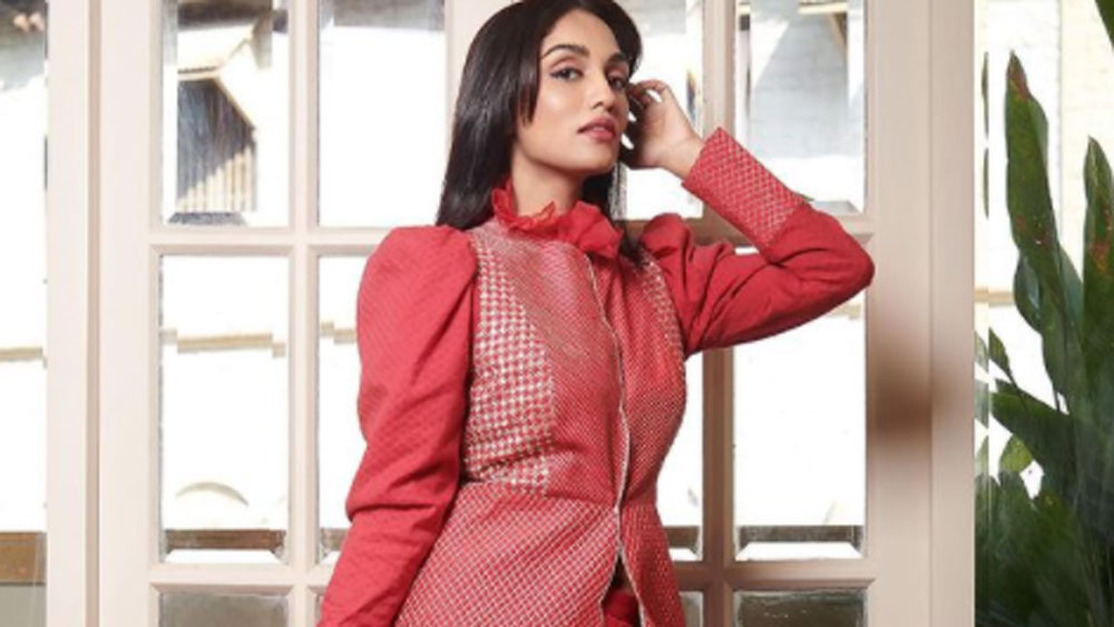 বিয়ের পর সেই চাকরি তিনি ছেড়েও দেন। আপাতত মন দিয়ে সংসার করে চলেছেন তিনি।