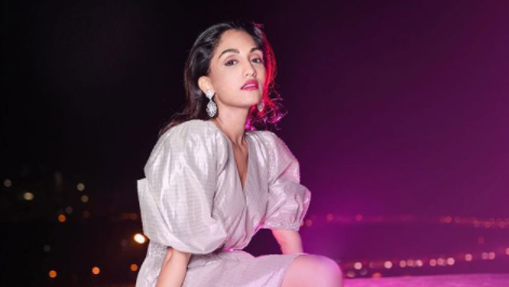 ছোট থেকেই শৌখিনি শ্রীমা খুব কম বয়সেই ব্যাঙ্কে চাকরি পেয়ে গিয়েছিলেন।