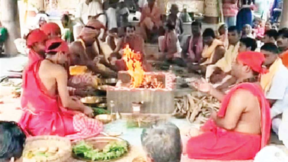 Coronavirus in West Bengal: no maintenance of COVId-19 protocols during rituals in village of Goghat 