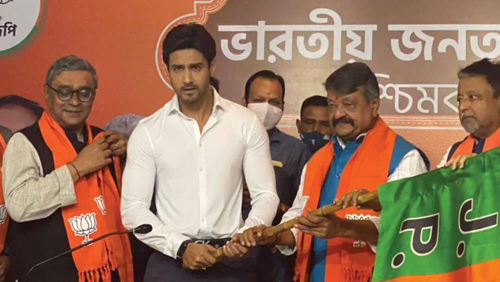 কিন্তু তাঁদের প্রেমের গুঞ্জনে নয়া মোড় এল বিধানসভা নির্বাচনের সময়ে। তৃণমূল সাংসদ নুসরত সঙ্গে প্রেম করাকালীন সবাইকে চমকে দিয়ে আচমকাই বিজেপি-তে যোগ দেন যশ। বিধানসভা ভোটে লড়াইও করেন। যদিও জিততে পারেননি।