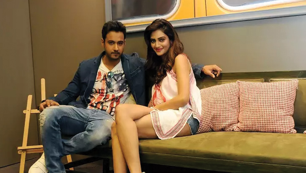 কিন্তু তাতে যুগলের সম্পর্কে কোনও আঁচ পড়েনি। নির্বাচনী প্রচারের মাঝে তাঁরা ‘ডেট’-এও গিয়েছেন।