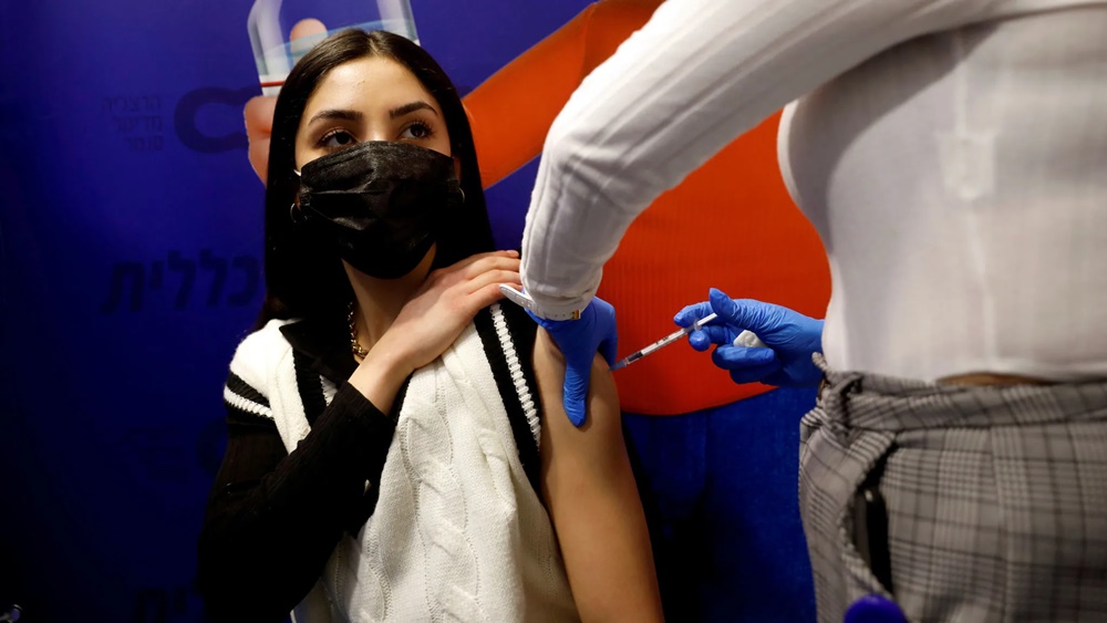 ইজরায়েল অনেক আগেই করোনামুক্ত বলে ঘোষিত হয়েছে। মূলত দেশের প্রতিটি নাগরিককে প্রতিষেধক দিয়েই এই অসাধ্য সাধন করে ফেলেছে দেশটি। গত ২৪ ঘণ্টায় সেখানে সংক্রমিত হয়েছেন মাত্র ২৪ জন। তার আগের ২৪ ঘণ্টায় একজনও আক্রান্ত হননি সে দেশে। কোভিডে মৃত্যুও সেখানে উল্লেখযোগ্য ভাবে কম। তবে করোনামুক্ত হওয়ার আগে পর্যন্ত সেখানে মোট আক্রান্ত হয়েছিল ৮ লাখেরও বেশি মানুষ। মৃত্যু হয়েছে প্রায় সাড়ে ৬ হাজার জনের।