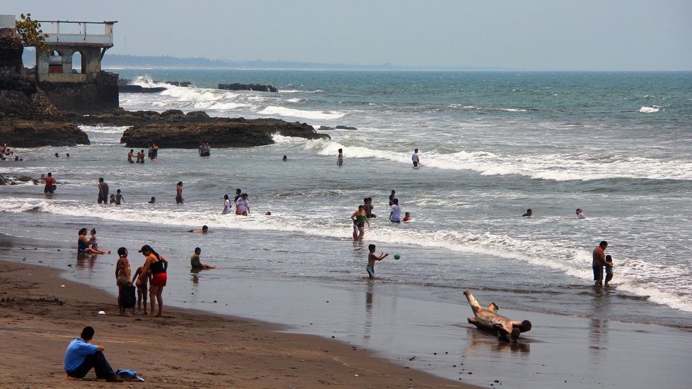 মধ্য আমেরিকার এল সালভাদর। উপকূলবর্তী এই ছোট্ট দেশেও গত ২৪ ঘণ্টায় আক্রান্ত হননি কেউ। তবে আগে আক্রান্ত হওয়া ৫ রোগীর মৃত্যু হয়ছে সেখানে। সব মিলিয়ে সেখানে মৃত্যু হয়েছে ২ হাজার ২৬০ জনের। এখনও অবধি সে দেশে আক্রান্ত হয়েছেন ৭৩ হাজার ৭০২ জন।