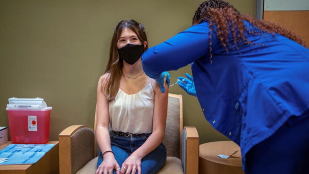 এখনও পর্যন্ত আক্রান্ত এবং মৃত্যুর নিরিখে সবচেয়ে এগিয়ে রয়েছে আমেরিকা। বিশ্ব স্বাস্থ্য সংস্থা (হু)-র তথ্য অনুযায়ী, আমেরিকায় এখনও পর্যন্ত মোট আক্রান্ত ৩ কোটি ২৯ লাখ ৭৯ হাজার ৩০৭ জন। শুধুমাত্র গত ২৪ ঘণ্টাতেই সেখানে আক্রান্তের সংখ্যা ১৫ হাজার ৯৮৯। অতিমারিতে সেখানে মৃত্যু হয়েছে ৫ লাখ ৯০ হাজার ৯৫ জনের। যা গোটা বিশ্বের মধ্যে সর্বোচ্চ। গত ২৪ ঘণ্টায় সেখানে মারা গিয়েছেন ৫৪০ জন।