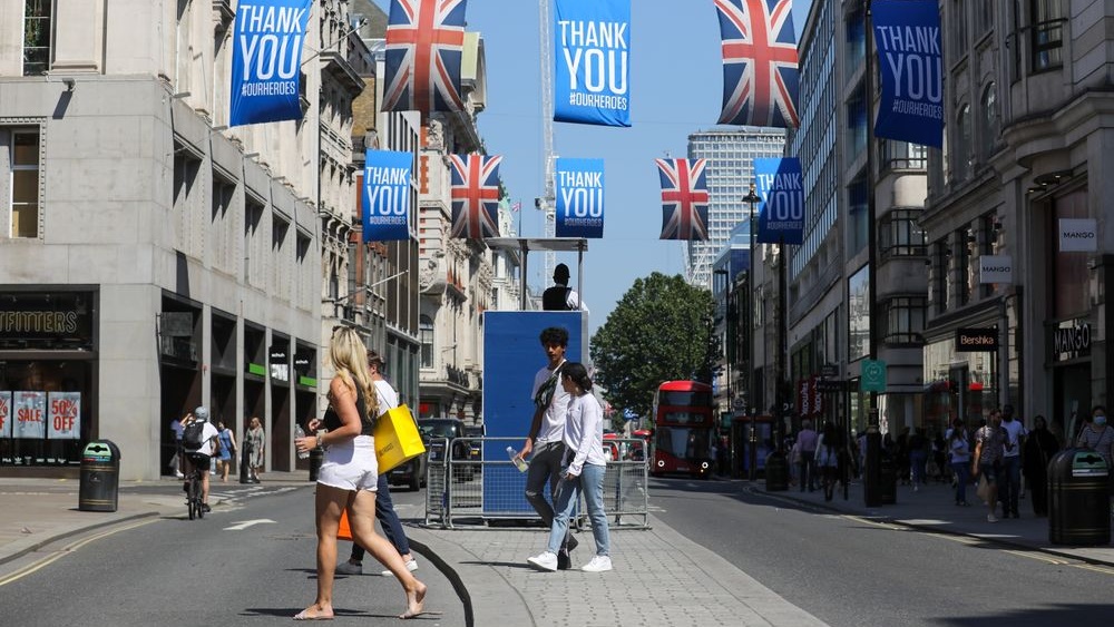 ইউরোপের দেশগুলির মধ্যে সবচেয়ে বেশি কোভিড ১৯ প্রভাব ফেলেছে ফ্রান্সে এবং ব্রিটেনে। ফ্রান্সে এখনও পর্যন্ত মোট আক্রান্ত ৫৫ লাখ ৯২ হাজার ২১০ এবং মোট মৃত্যু ১ লাখ ৮ হাজার ৯৯৪। গত ২৪ ঘণ্টায় ফ্রান্সে মারা গিয়েছেন ১৩৫ জন এবং নতুন আক্রান্ত হয়েছেন ৭ হাজার ৯৭৮ জন।