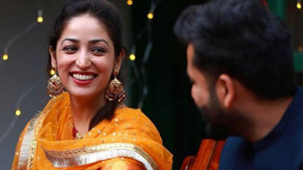 মেহেন্দি অনুষ্ঠানে ছিলেন আদিত্যও। তাঁর পাশে বসেই হাতে মেহেন্দি লাগান ইয়ামি।