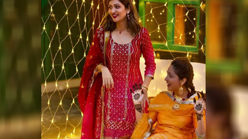 দিদির মেহেন্দি বলে কথা। দায়িত্ব অনেক। চরম ব্যস্ততার মধ্যেও দিদি ইয়ামির সঙ্গে কি ছবি মিস করা যায়!