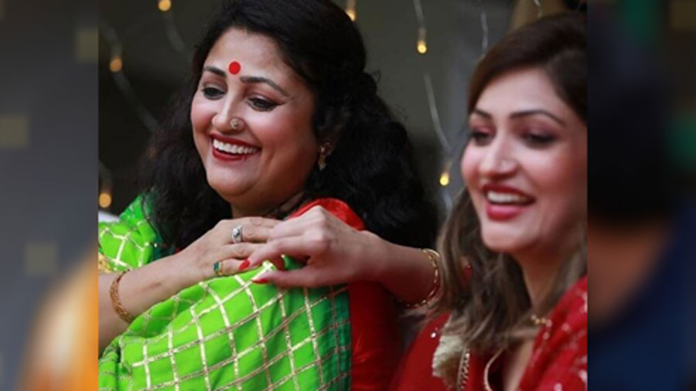 ইয়ামির মা এবং বোন সুরিলি। হাসি মুখে ইয়ামির দিকে তাকিয়ে রয়েছেন দু’জনেই। তাঁদের পরনেও রয়েছে ঐতিহ্যবাহী পোশাক।