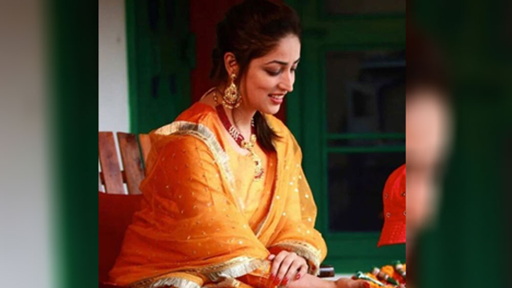 মেহেন্দির দিন কমলা রঙের কুর্তায় সাজিয়ে নিয়েছিলেন নিজেকে। সঙ্গে ছিল রূপোলি এবং সোনালি জরির কাজ করা ওড়না। দু’হাত ভর্তি মেহেন্দি নিয়ে ছবির জন্য পোজ দিয়েছেন নায়িকা।