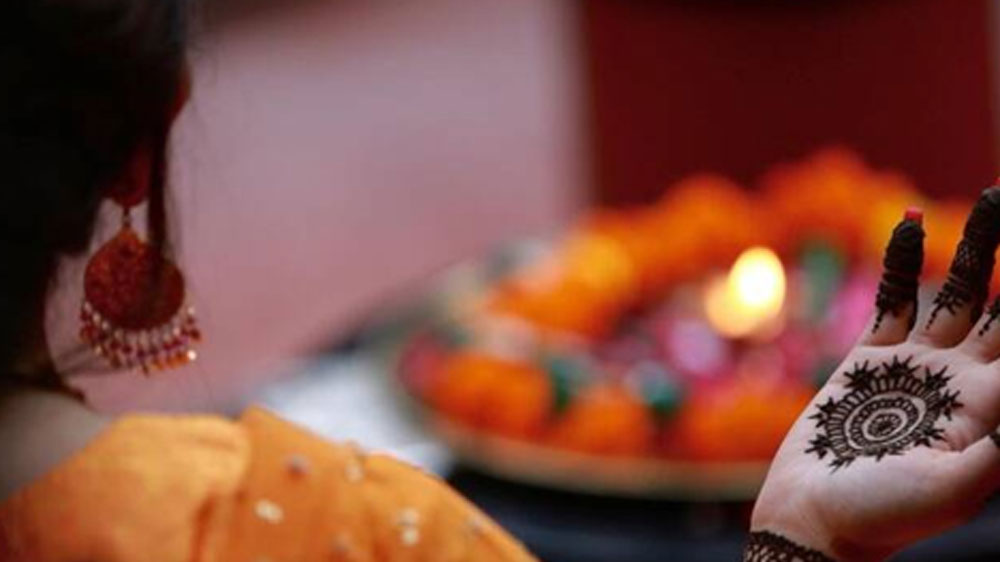 তবে বিয়ের আগে মেহেন্দির বেশ কিছু ছবি তিনি ইনস্টাগ্রামে পোস্ট করেছেন। পরিবার এবং আদিত্যর সঙ্গে যে কতটা আনন্দ করে উপভোগ করেছেন মুহূর্তগুলি তা ছবিতেই পরিষ্কার।