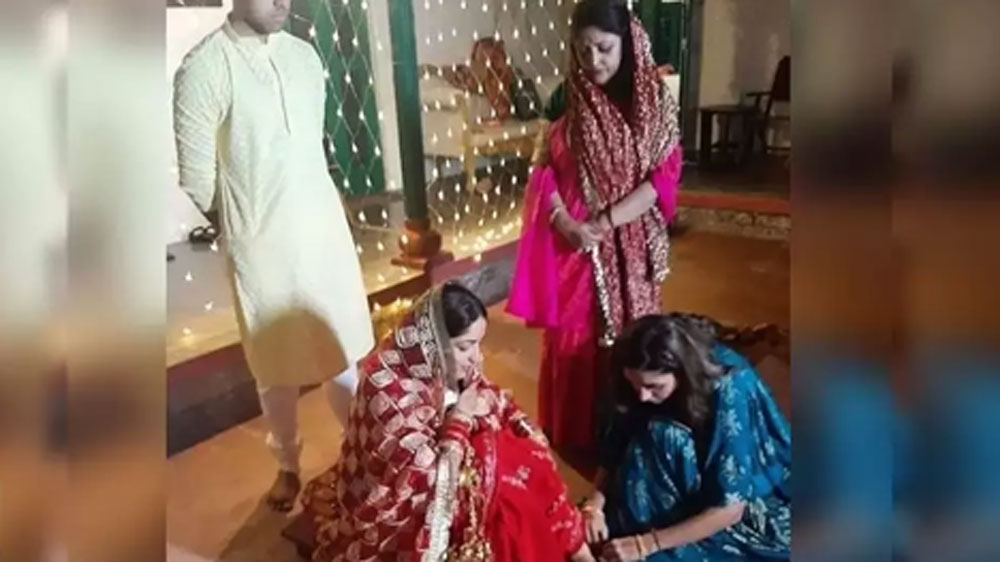 লাল বেনারসি, সোনা, কুন্দনের গয়নায় মোড়া নববধূ ইয়ামির থেকে সত্যিই চোখ ফেরানো দায়। একই রকম সুন্দর আদিত্যও। রুপোলি রঙের শেরওয়ানি, পাগড়িতে তাঁকেও অনবদ্য লাগছিল।