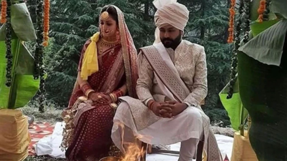 প্রথম জন দক্ষিণী এবং বলিউডি ছবির জনপ্রিয় নায়িকা। অন্য জন বলিউডের অন্য ধারার ছবি ‘উরি: দ্য সার্জিক্যাল স্ট্রাইক’-এর পরিচালক। বিয়ে শেষ হতেই সেই ছবি নেটমাধ্যমে ভাগ করে নিয়েছেন ইয়ামি।