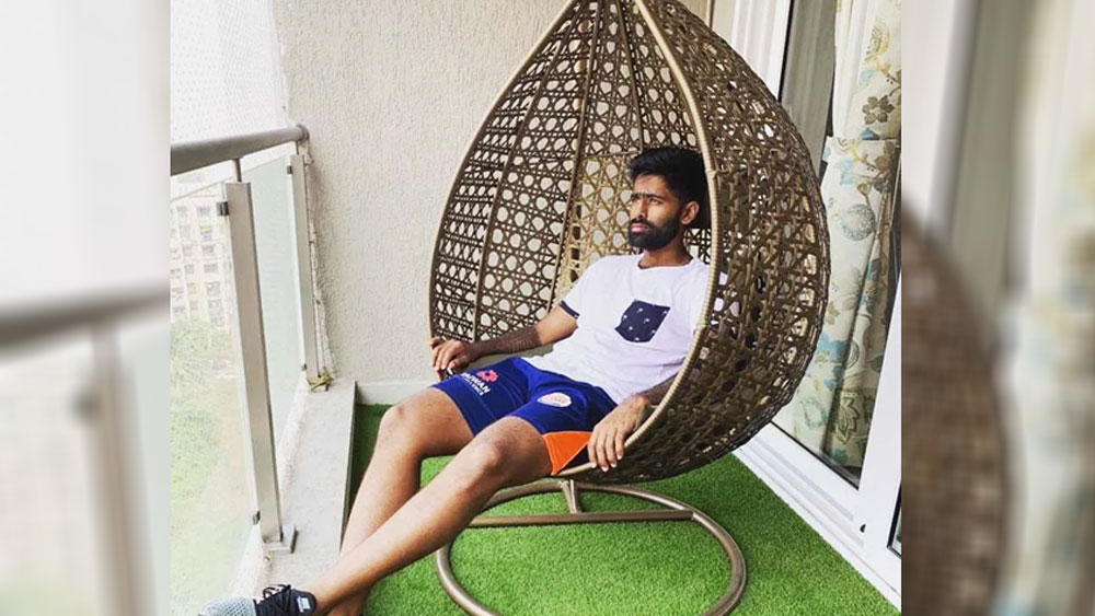 তবে বাড়ি থাকলে বেশির ভাগ সময় ফ্ল্যাটের কোন অংশে কাটান জানেন? এই বারান্দায়। বহুতলের এই খোলামেলা ছোট বারান্দা তাঁকে টানে। এখানে একটি দোলনাও রয়েছে।