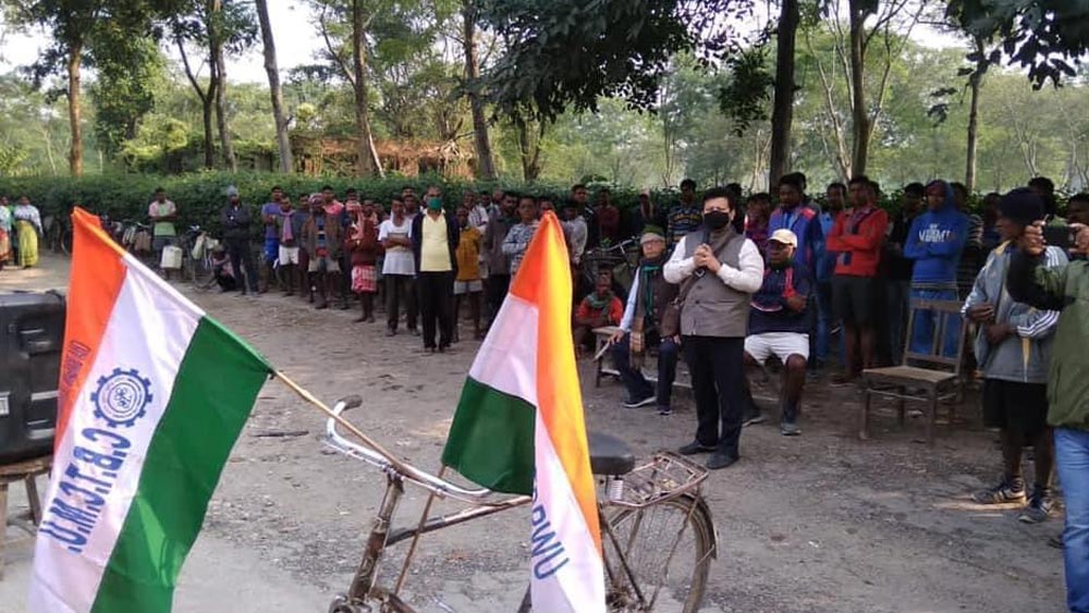 উত্তরবঙ্গের একটি চা বাগানে ঋতব্রত বন্দ্যোপাধ্যায়।