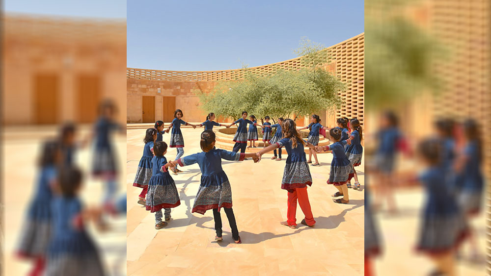 তবে পুরোপুরি তৈরি হয়ে গেলেও স্কুলটিতে এখনও সে ভাবে পড়াশোনা চালু করা যায়নি অতিমারির কারণে। চলতি বছরে শুরু করা যাবে বলেই আশাবাদী মাইকেল।