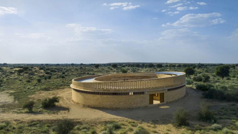 স্কুলের ভিতরের দেওয়াল চুন দিয়ে প্লাস্টার করা। এটিও ইনসুলেটরের কাজ করে। ফলে শীতাতপ নিয়ন্ত্রণ যন্ত্র ছাড়াই স্কুলের ভিতরের পরিবেশ তুলনামূলক ঠান্ডা রাখা যায়।