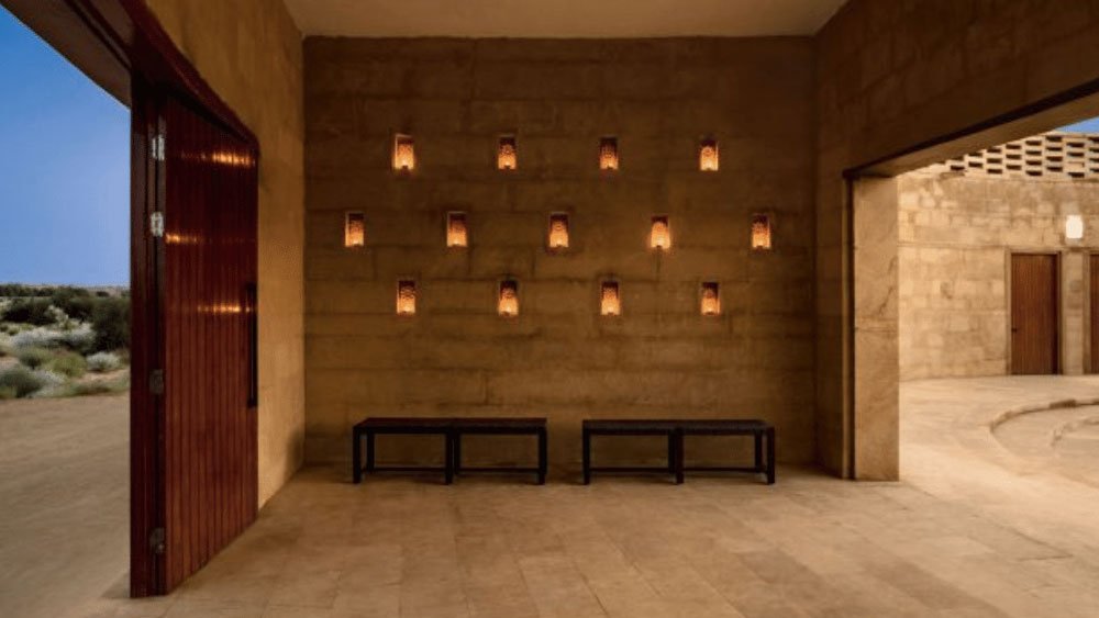 বালিপাথর দিয়ে স্কুলটি তৈরি করায় কার্বন অনেক কম নির্গত হয়। ফলে স্কুল এবং স্কুলের আশেপাশের পরিবেশ তুলনামূলক অনেক ঠান্ডা। প্রাকৃতিক নিয়মে মরুভূমি রাতে ঠান্ডা এবং দিনে গরম হয়ে যায়। কিন্তু স্কুলের গঠন এমনভাবেই করা যাতে রাতের ঠান্ডা হাওয়া দিনভর স্কুলের ভিতরে আটকে থাকে। ফলে বাইরের থেকে অনেকটাই আলাদা স্কুলের ভিতরের তাপমাত্রা।