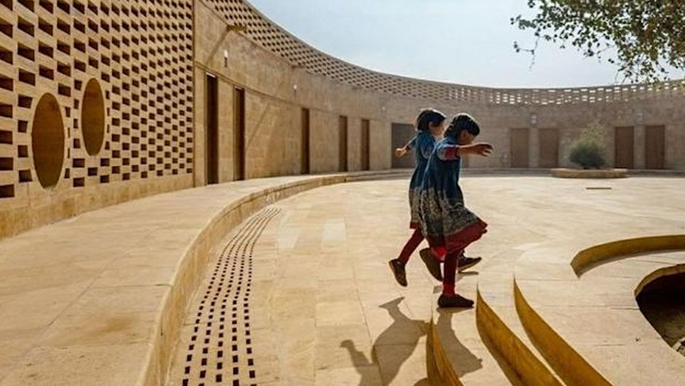 স্কুলটি ডিম্বাকার। চারদিক দিয়ে ঘেরা স্কুলের মাঝখানে ফাঁকা খেলার মাঠ। ছাদে এবং মাঠের উপর অর্থাৎ পুরো স্কুল ক্যাম্পাস জুড়েই রয়েছে সোলার প্যানেল। একদিকে যেমন এই সোলার প্যানেল বিদ্যুতের জোগান দেয় তেমন মাঠে ছায়া দেয়। যার নীচে নিশ্চিন্তে খেলতে পারবে পড়ুয়ারা।