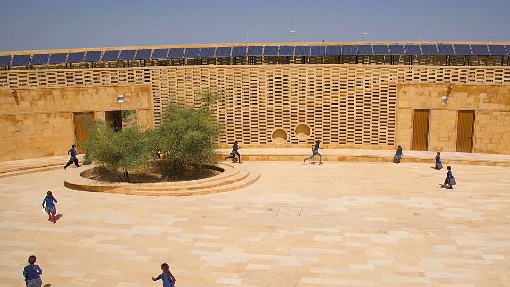 ২০১০ সালে প্রথম এ রকম একটি স্কুল তৈরির পরিকল্পনা করেন ওই সংস্থার প্রতিষ্ঠাতা মাইকেল দৌবে। তার জন্য দীর্ঘ সময় রাজস্থানে কাটিয়েছেন তিনি। সেখানকার সংস্কৃতি, পরিবেশ গভীরে বুঝেছেন।