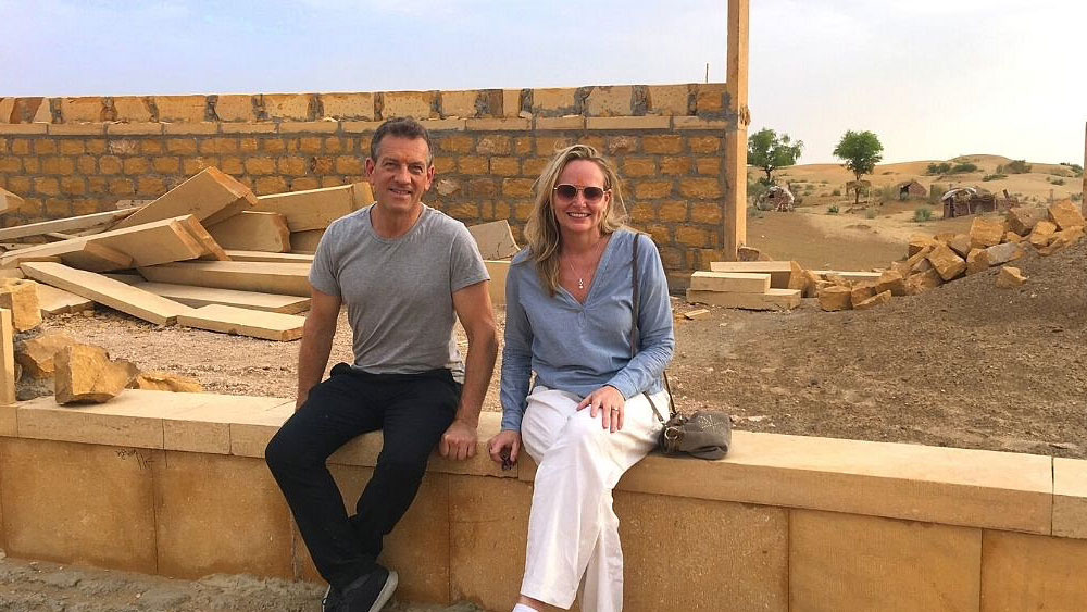 স্কুলটিকে তৈরি করেছে আমেরিকার একটি বেসরকারি অলাভজনক সংস্থা। অনেক খুঁজে রাজস্থানের থর মরুভূমির এই জায়গাটিকে চিহ্নিত করে ওই সংস্থা।