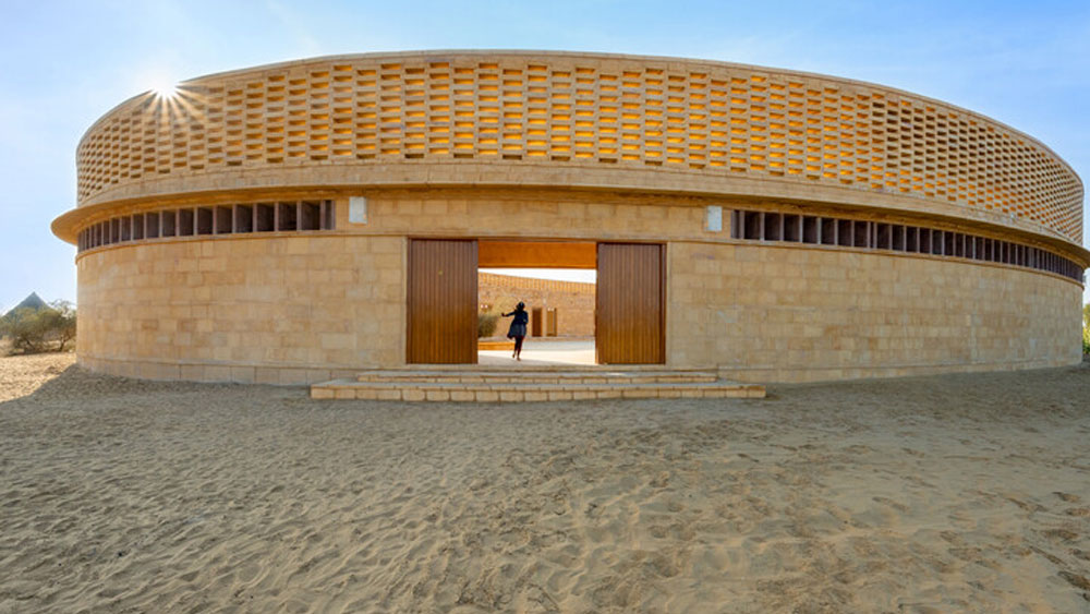 স্কুলটিতে কোনও শীতাতপ নিয়ন্ত্রিত যন্ত্র নেই। তা সত্ত্বেও বাইরের এবং ভিতরের তাপমাত্রার আকাশ-পাতাল পার্থক্য। স্কুল ক্যাম্পাসের ভিতরের মাঠে পড়ুয়ারা নিশ্চিন্তে খেলাধুলোও করতে পারবে।