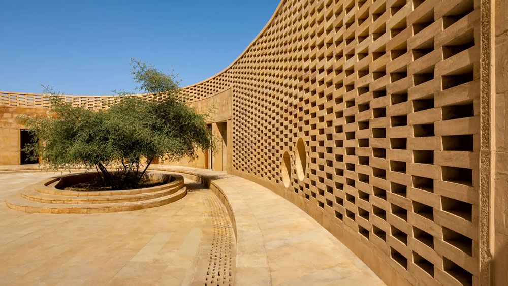 স্কুলটির নাম রাজকুমারী রত্নাবতী গার্লস স্কুল। স্থানীয় হলুদ বালিপাথর দিয়ে তৈরি হয়েছে স্কুলটি।