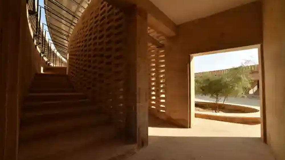 রাজস্থানের থর মরুভূমির মাঝে দাঁড়িয়ে রয়েছে বালিপাথরের তৈরি এই অত্যাধুনিক পরিকাঠামো। মরুভূমির মাঝে এই পরিকাঠামো দেখে যে কেউ বিস্মিত হতে পারেন। আসলে এটি মেয়েদের একটি স্কুল!