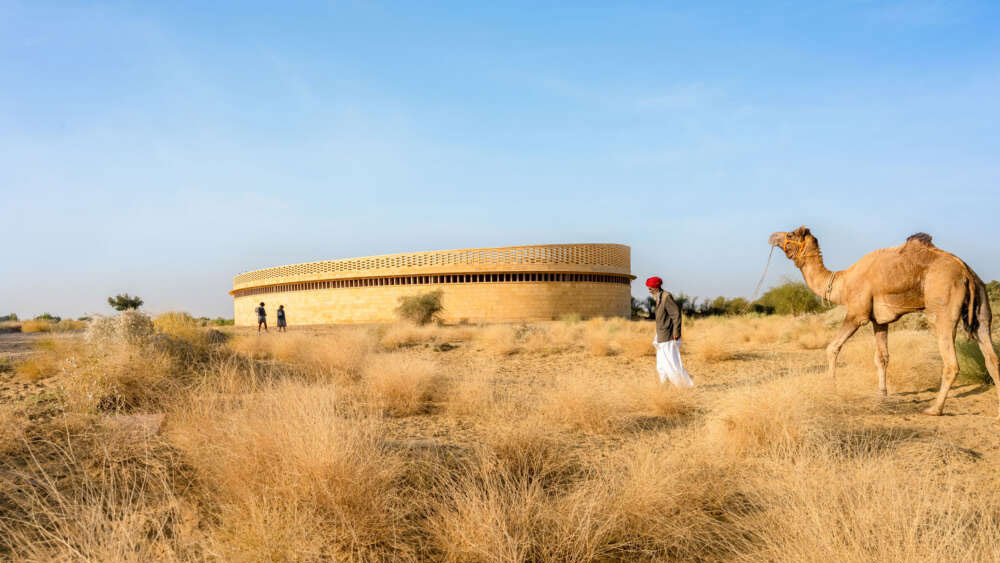 তাও আবার কোনও শীতাতপ নিয়ন্ত্রণ যন্ত্র ছাড়াই! স্কুলটিতে এতটাই বিজ্ঞানের ব্যবহার হয়েছে যে খোলামেলা পরিবেশে পড়াশোনা করেও গরম হাওয়ার ভ্রুকূটি উপেক্ষা করা যায় সহজেই।