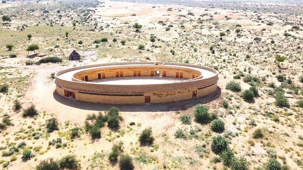 যে দিকে চোখ যায় সে দিকে শুধুই বালি। গরম হাওয়ায় তিল ধারণের জো নেই। তার মাঝেই চলছে পড়াশোনা। মরুভূমির মাঝে স্কুল! ব্যাপারটি কখনও ভেবে দেখেছেন! ভাবনাতেও যেন গরম হাওয়া গায়ে ছ্যাঁকা দিয়ে যাচ্ছে, তাই না? অথচ বাস্তবেও রয়েছে এমনই এক স্কুল।