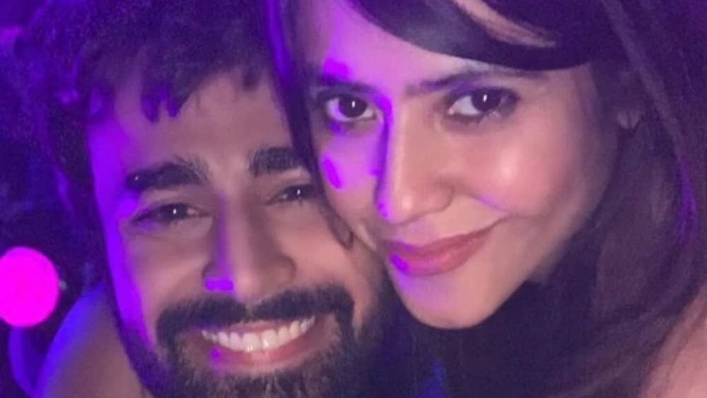 পার্লের বিরুদ্ধে ধর্ষণের অভিযোগে তাঁর পাশেই দাঁড়িয়েছেন একতা। তিনি বলেছেন, পার্ল এ ধরনের কাজ করতে পারেন না। গোটা ঘটনাটাই সাজানো হয়েছে। এমনকি একতার দাবি, আক্রান্ত শিশুটির মা নিজেই তাঁকে বলেছেন যে পার্ল এই ঘটনার সঙ্গে কোনও ভাবে জড়িত নয়।