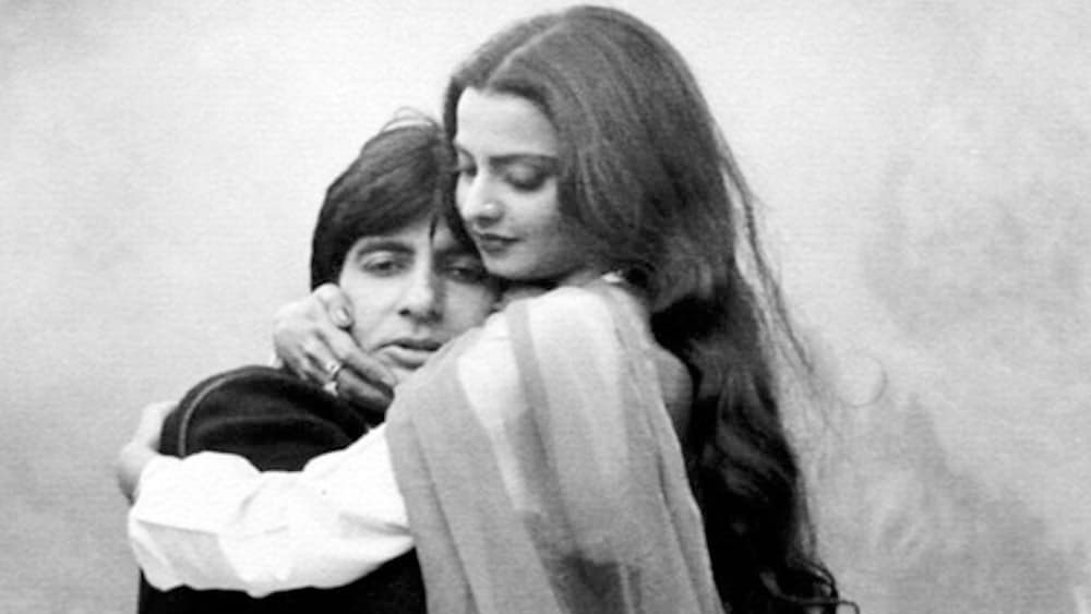 তবে রেখার সঙ্গে যে পুরুষকে নিয়ে সবচেয়ে বেশি চর্চা হয়েছে তিনি অমিতাভ বচ্চন। বিধবা হওয়া সত্ত্বেও রেখা তাঁকে স্মরণ করেই সিঁদুর পরেন বলে কানাঘুঁষো ইন্ডাস্ট্রিতে। কিন্তু জানেন কি রেখার জীবনে এমন এক জন রয়েছেন যিনি অমিতাভের চেয়েও অনেক বেশি গুরুত্বপূর্ণ? জানেন কি অনেকে রেখার স্বামীর আত্মহত্যার পিছনে এঁকেই দায়ী করেন। এবং এই ‘অন্য কেউ’-ই হলেন একমাত্র মানুষ যাঁকে রেখা তাঁর শোওয়ার ঘরে ঢোকার অনুমতি দেন!