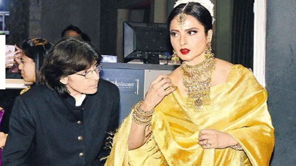 কয়েক বছরের মধ্যে ফরজানার ব্যাপক পদোন্নতি হয়। রেখা তাঁকে নিজের কেশ শিল্পী থেকে সরাসরি ব্যক্তিগত সচিব করে দেন। তার পর সময় যত এগিয়েছে রেখার জীবনে ফরজানার উপস্থিতি তত গভীর হয়েছে।