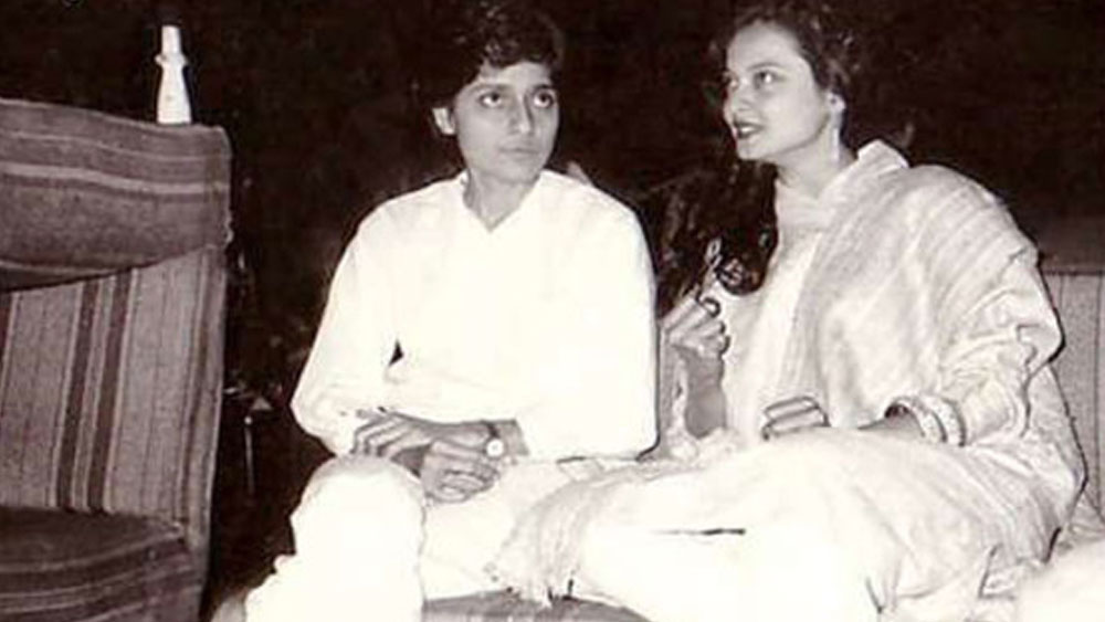 ফরজানা এক জন মহিলা। কিন্তু তাঁর চালচলন, বেশভূষা সমস্ত কিছুই পুরুষদের মতো। এমনকি ছোট করে ছাঁটা চুলও ছিল ঠিক অমিতাভের হেয়ার স্টাইলের মতোই।