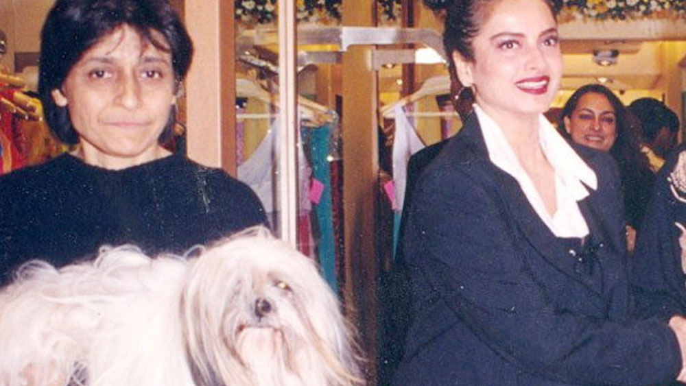 ইন্ডাস্ট্রিতে কোনও ছবির প্রস্তাব হোক কিংবা কোনও অনুষ্ঠানে রেখাকে নিমন্ত্রণ, সব কিছুর জন্য প্রথমে ফরজানার সবুজ সঙ্কেত পেতে হত সকলকে। ক্রমে ফরজানা রেখার ছায়াসঙ্গী হয়ে ওঠেন। রেখার পেশাগত হোক বা ব্যক্তিগত বিষয়— সবেতেই আধিপত্য শুরু হয় তাঁর।