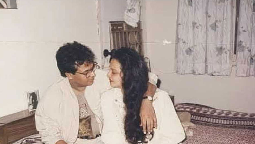 ১৯৯০ সালে ব্যবসায়ী মুকেশ আগরওয়ালের সঙ্গে বিয়ে হয় রেখার। মুকেশ দিল্লির ব্যবসায়ী ছিলেন। আর ছবির জন্য রেখা মুম্বইয়ে থাকতেন। ছবির শ্যুটিং শেষ করে রেখা অবশ্য দিল্লিতে স্বামীর কাছে চলে যেতেন প্রায়ই।