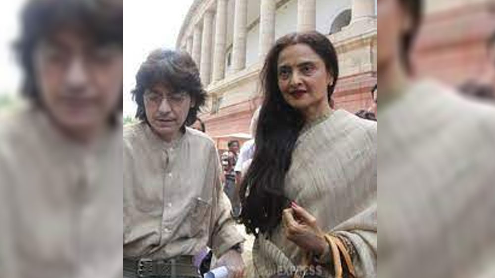 এই ঘটনা সারা ইন্ডাস্ট্রিকে হতভম্ব করে তুলেছিল। রেখা দেশে ফিরে স্বামীর শেষকৃত্যে অংশ নেন। মুকেশের পরিবারের সঙ্গেও দেখা করেন। এই পর্যন্ত সব কিছু ঠিকই ছিল। ব্যবসায় ক্ষতির জন্যই মুকেশ আত্মহত্যা করেছেন বলেও শোনা যায়। কিন্তু তার পর ক্রমে রেখার দিকে আঙুল তুলতে শুরু করে মুকেশের পরিবার। সেই প্রথম ফরজানার নামও উঠতে শুরু করে। সেই প্রথম ফরজানার সঙ্গে রেখার সম্পর্ক নিয়ে নানা কানাঘুঁষো কথা শোনা যেতে শুরু করে।