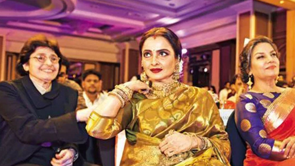 মোহনদ্বীপ নামে আর এক লেখক তাঁর বইয়ে ফরজানা এবং রেখার সম্পর্ক নিয়ে আরও খোলামেলা কলম ধরেন। তিনি স্পষ্ট লিখে দেন যে, তাঁদের মধ্যে শারীরিক সম্পর্কও রয়েছে। যদিও এ সম্পর্কের কথা অস্বীকার করেছেন রেখা। ফরজানাকে তিনি নিজের বোনের সঙ্গে তুলনা করেছেন। তা বলে কি আর ইন্ডাস্ট্রির মুখ বন্ধ করা যায়!