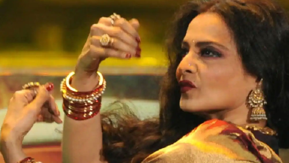 এ সব গুঞ্জন নিয়ে কখনও ফরজানাকে সরব হতে দেখা যায়নি। বরং তিনি রেখার ভালমন্দ খেয়াল রাখতেই ব্যস্ত থাকেন সব সময়। ১৯৮১ সাল থেকে ২০২১ সাল পর্যন্ত একই ভাবে রেখার দেখভাল করে চলেছেন। আজও প্রতিটি অনুষ্ঠানে রেখার ঠিক পাশেই দেখা যায় ফারজানাকে। রেখাই নাকি তাঁর পাশের সিটটা আগে থেকেই ফরজানার জন্য ‘বুক’ করে রাখেন।