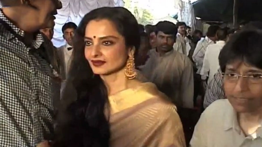 মুকেশের পরিবার দাবি করে, ফরজানার উপস্থিতি এবং অনুপস্থিতিতে রেখার আচরণে আকাশ-পাতাল বদল দেখা যেত। ফরজানার সামনে রেখা বেশি কথা বলতেন না মুকেশের পরিবারের সঙ্গেও। আর ফরজানা না থাকলেই রেখা সকলের সঙ্গে অত্যন্ত মিলেমিশে চলতেন।